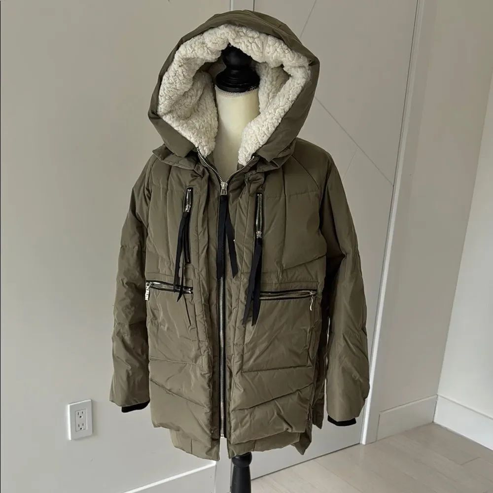 Green Hooded Puffer Jacket for Cold Weather